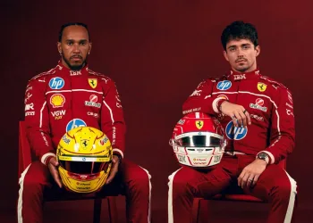 I piloti della Ferrari, Lewis Hamilton e Charles Leclerc in posa