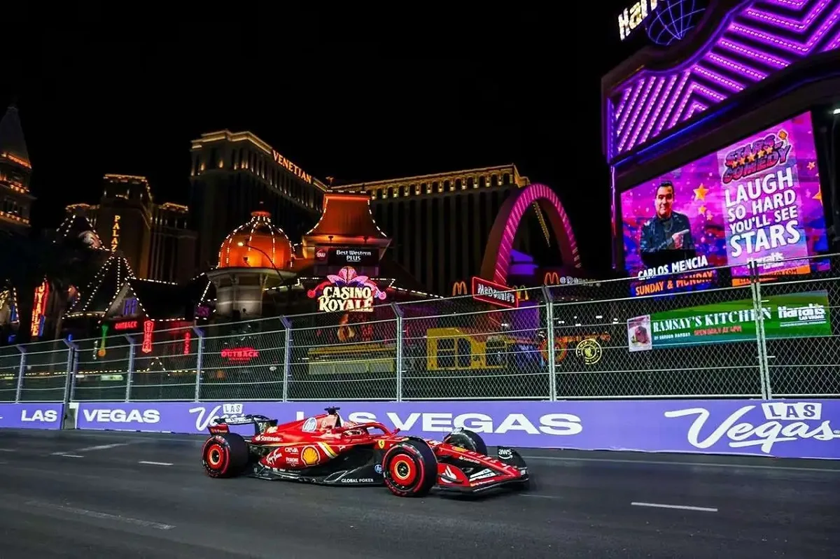 Il pilota della Ferrari Charles Leclerc mentre percorre la Strip