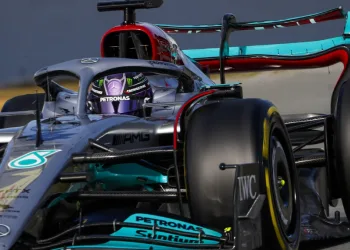 Lewis Hamilton col DRS aperto al Gran Premio di Spagna di F1, a Barcelllona nel 2022