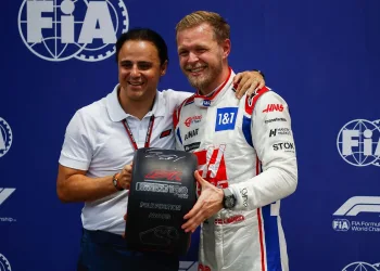 Felipe Massa che consegna il trofeo della pole della Sprint Race, a Kevin Magnussen