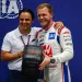 Felipe Massa che consegna il trofeo della pole della Sprint Race, a Kevin Magnussen