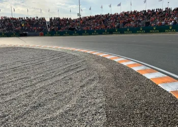 Via di fuga che privilegia la ghiaia, all'asfalto a Zandvoort.