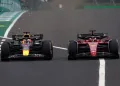 Il pilota della Red Bull Max Verstappen che compie un sorpasso con il DRS ai danni del pilota della Ferrari Charles Leclerc
