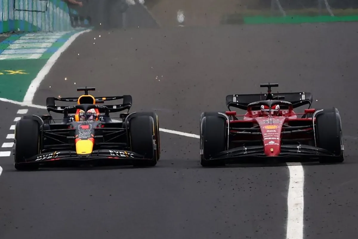 Il pilota della Red Bull Max Verstappen che compie un sorpasso con il DRS ai danni del pilota della Ferrari Charles Leclerc