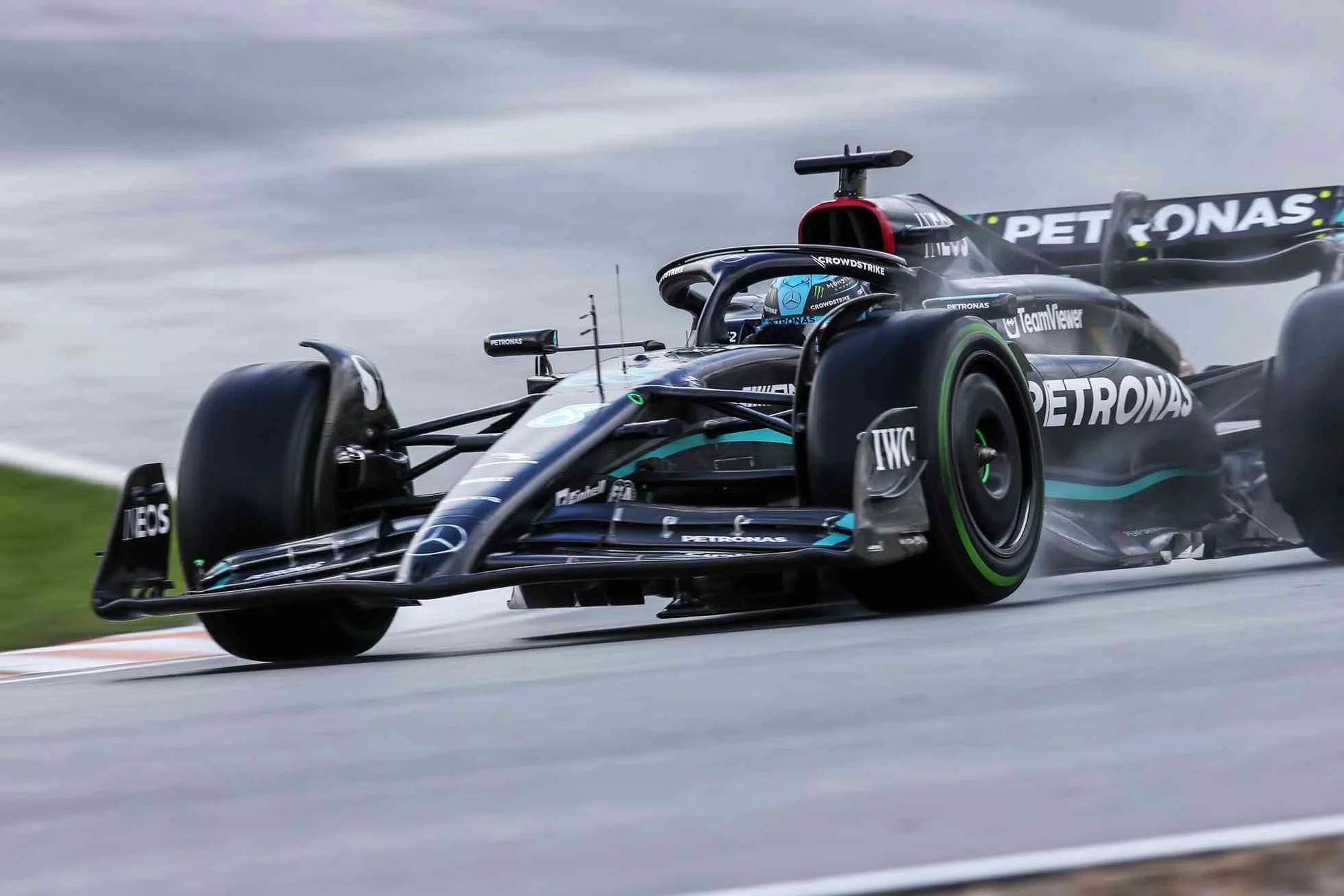 Lewis Hamilton sul circuito di Zandvoort con Mercedes