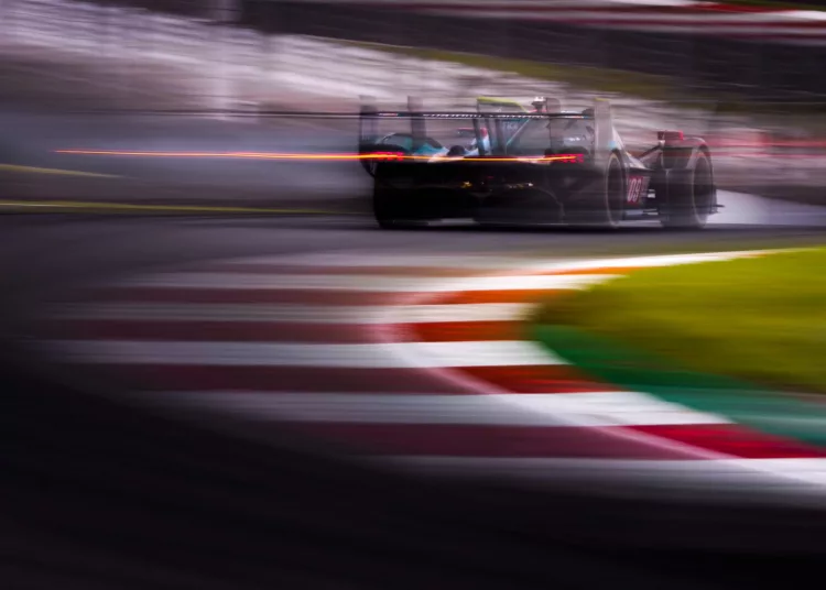 La Aston Martin Hypercar impegnata sul circuito del Fuji