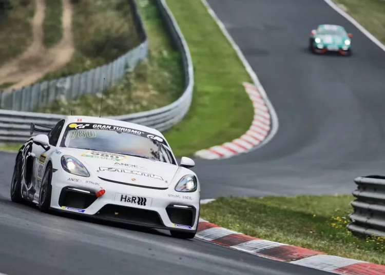 La Porsche 718 Cayman GT4 che guiderà Verstappen