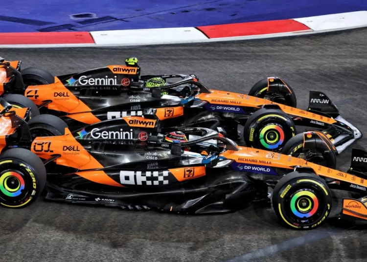 Le due McLaren di Norris e Piastri appaiati in Curva 3, a Singapore