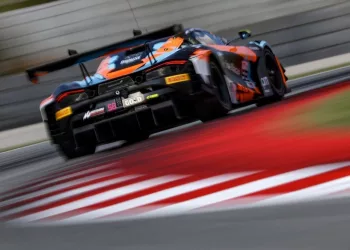 GT World Challenge – Barcellona: dominio McLaren, Ferrari perde il podio. Porsche campione, Kessel fa bottino pieno nella Bronze