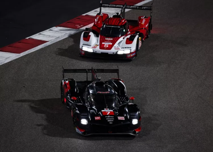 La Toyota #7, in pole, alle prese con la Porsche #5