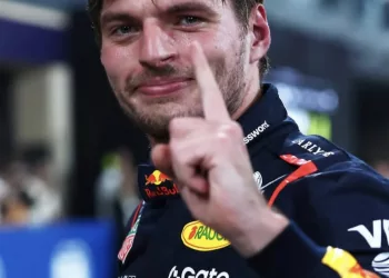 I festeggiamenti di Verstappen dopo la pole position a Yas Maina