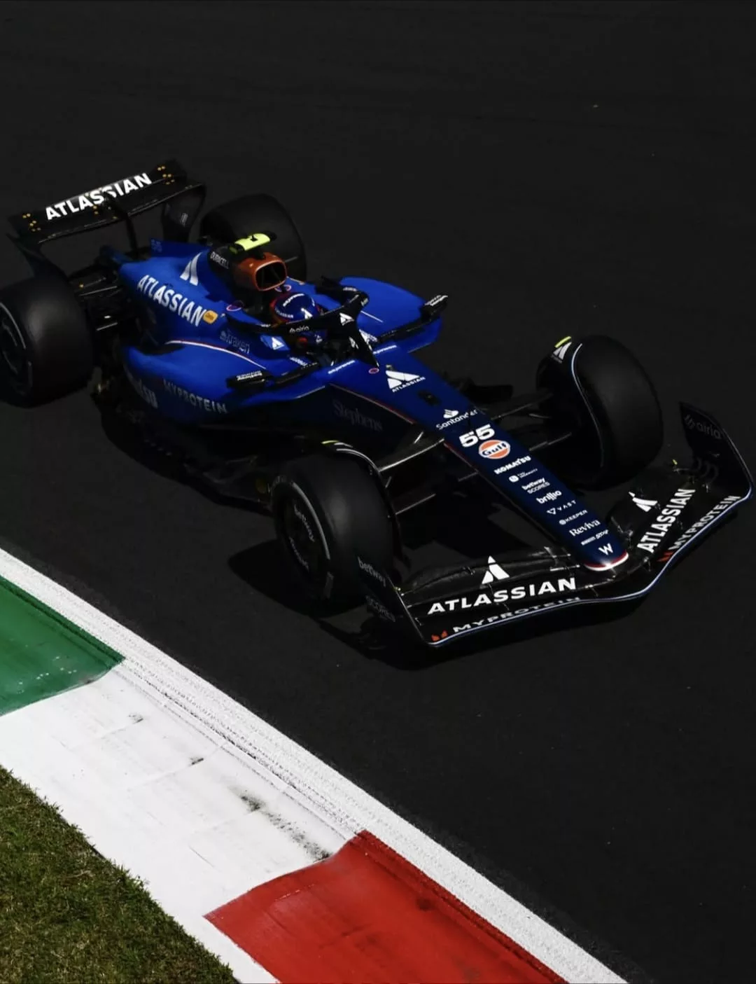La FW47 di Carlos Sainz sul circuito di Monza