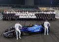 La foto di rito a fine stagione con tutti i membri del team Williams
