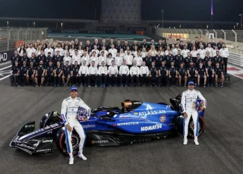 La foto di rito a fine stagione con tutti i membri del team Williams