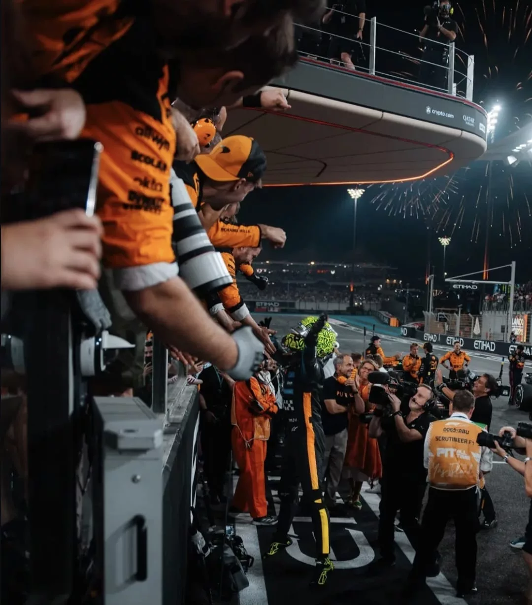 Lando festeggia il titolo con i membri del team McLAren