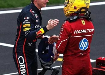 Max Verstappen si congratula con Lewis Hamilton dopo la sprint pole in Cina