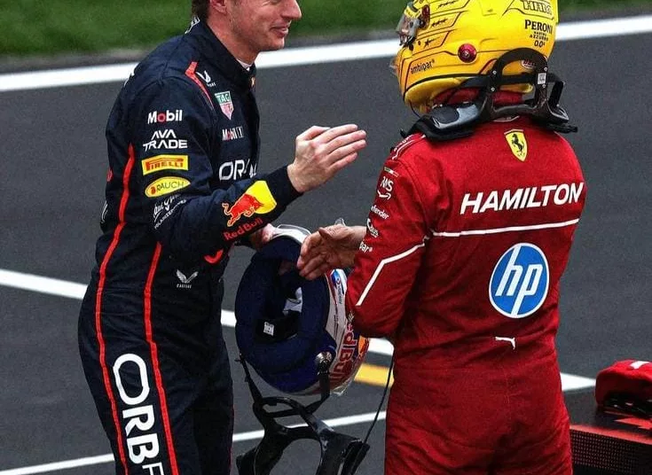 Max Verstappen si congratula con Lewis Hamilton dopo la sprint pole in Cina