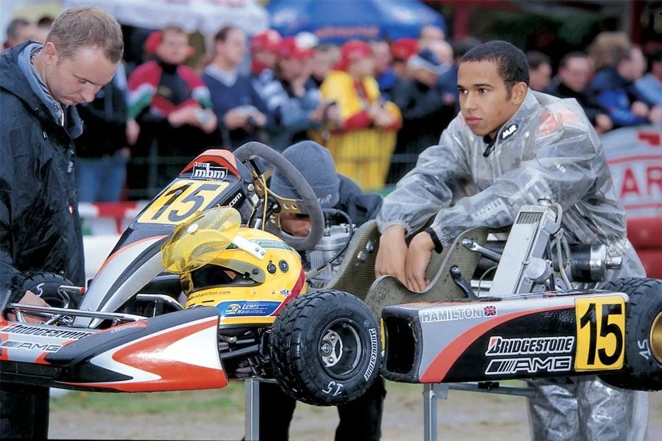 Lewis Hamilton guida