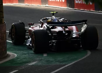 Lewis Hamilton guida