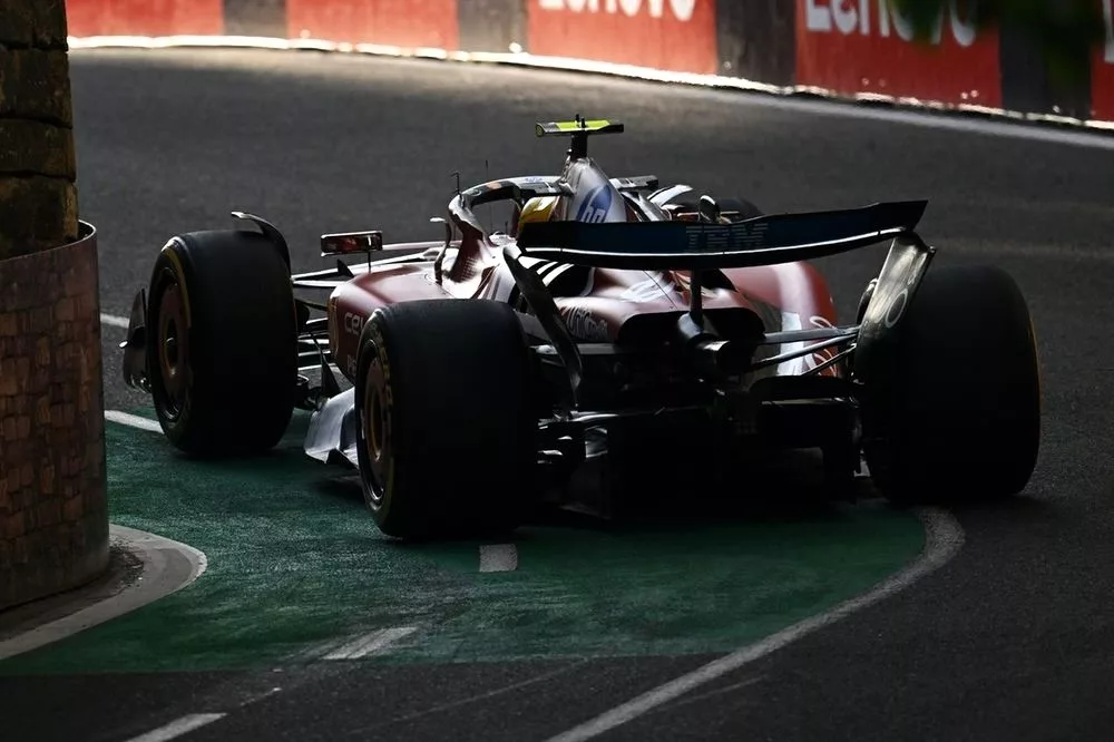 Lewis Hamilton guida